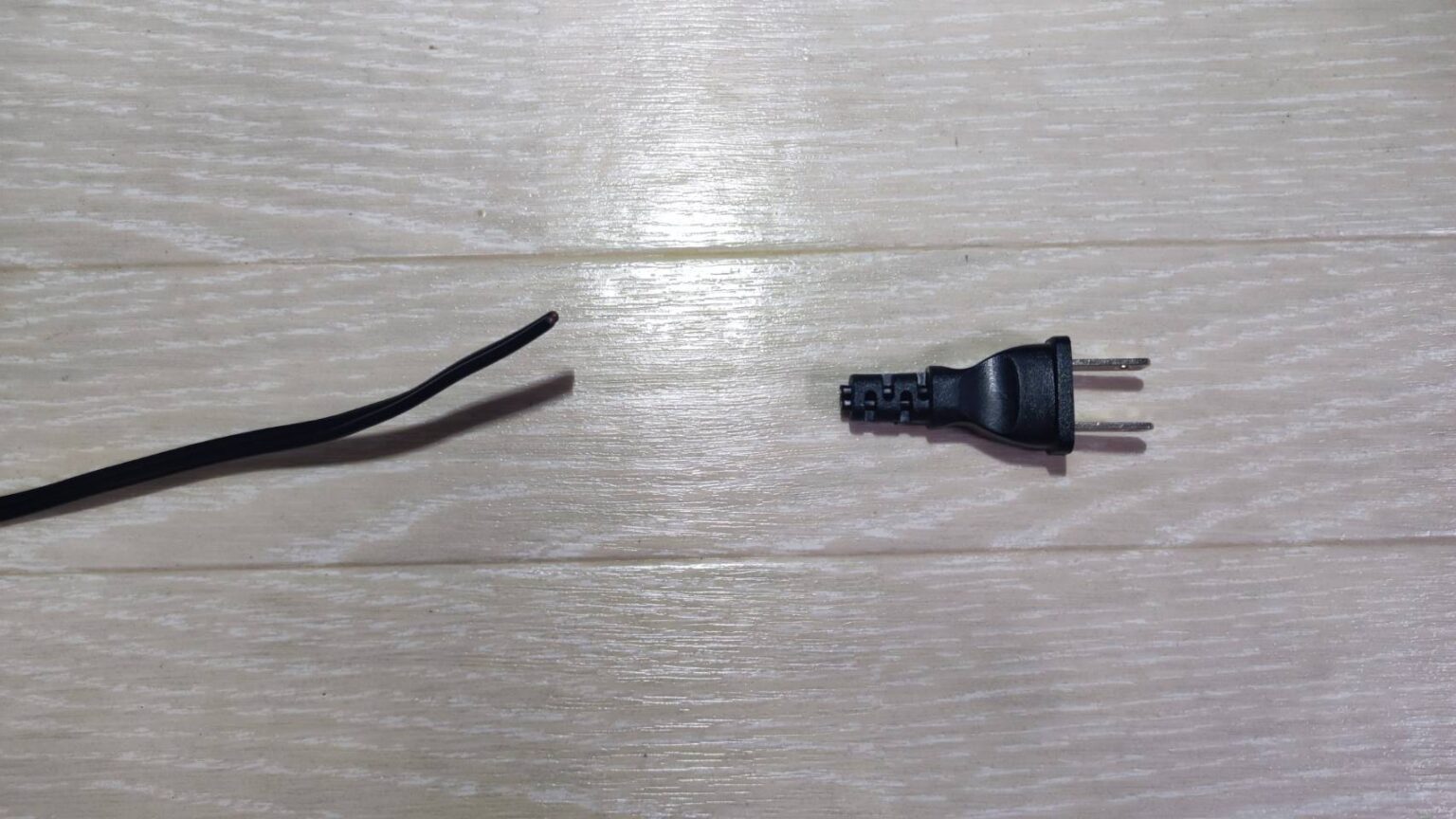 【DIY豆知識】電源プラグ ケーブル 自分で修理 - 断線したコンセントプラグの交換- ヒゲオミのDIY
