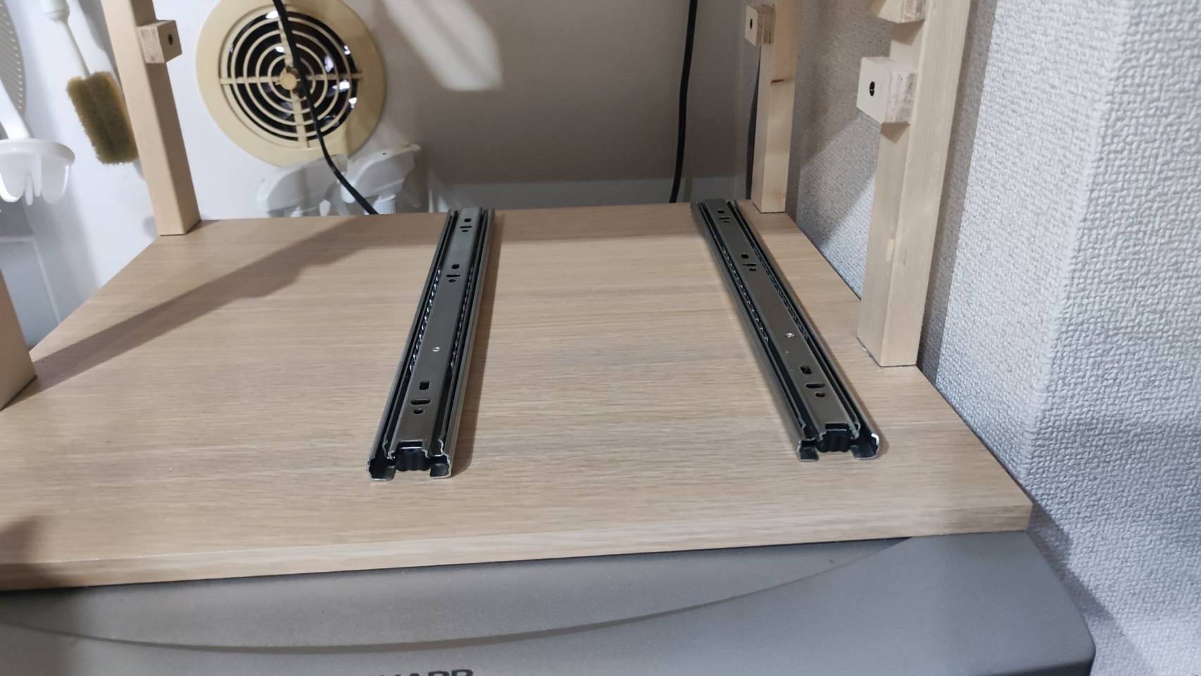 【DIY】スライドレールを使って簡単に後付け引き出し棚 - 炊飯器も出し入れ出来て便利- ヒゲオミのDIY